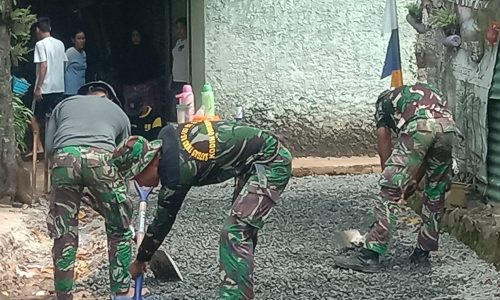 Kapendam Jaya :  Satgas TMMD Ke-112 Hadir Memperbaiki Jalan Rusak Untuk Meningkatkan Kesejahteraan Masyarakat