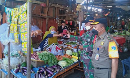 Tiga Pilar Kelurahan Kramat Bagikan Masker Di Pasar Gaplok