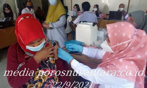 WARGA DESA JAYAKERTA JALANI SUNTIK VAKSIN SINOVAK TAHAP  PERTAMA DAN KEDUA