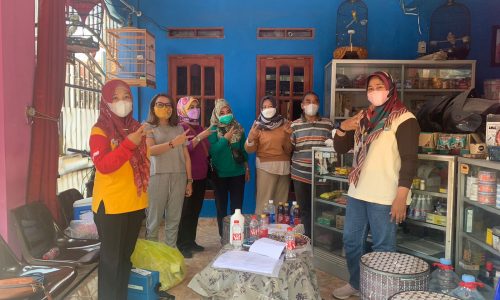 Vaksinasi Door To Door ke warga perum Mayang Pratama oleh Puskesmas mustika Sari