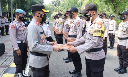Kapolres Kepulauan Seribu Berikan Langsung Penghargaan Kepada 14 Personelnya