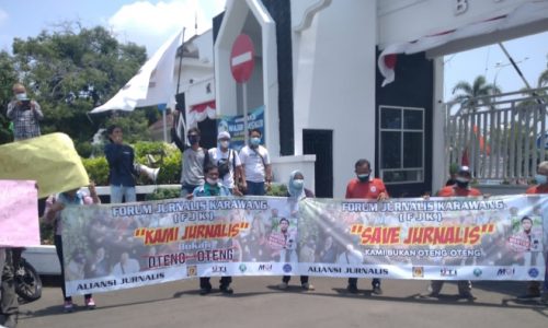 Ratusan Insan Pers Karawang Unjuk Rasa Desak Polisi Tangkap Pelaku Lecehkan Wartawan “Oteng Oteng”