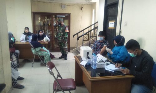 Peltu Rukidi Babinsa Koramil 05 TA Awasi Prokes Vaksinasi di Kantor Lurah Kebon Melati