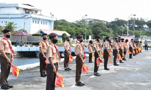 Pramuka Saka Bahari Binaan Lanal Sabang Sambut Kedatangan KRI Bima Suci Dengan Demo Bendera Semaphore