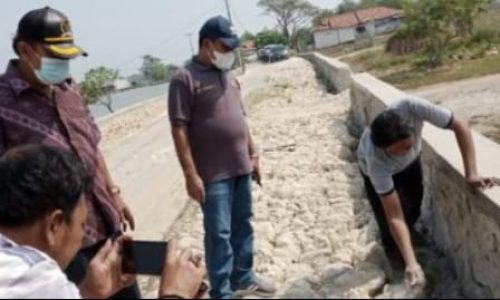 Proyek peningkatan jalan di kampung bungin desa pantai bakti. memicu kemarahan anggota dewan