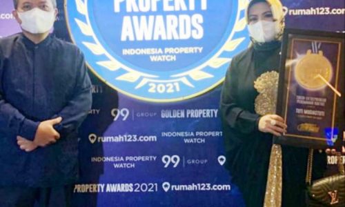 Menerima Penghargaan Entrepreneur Perumahan Rakyat Tuti Mugiastuti