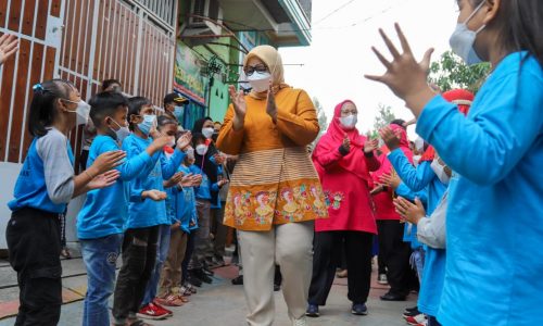 Bersama Bocil, Ketua TP PKK DKI Panen Sayuran di Kebun KWT Hijau Daun