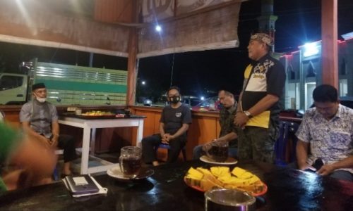 KAPOLSEK URBAN PITUMPANUA GELAR KOPI NAIGHT BERSAMA KADES. LSM & PERS DI SIWA.