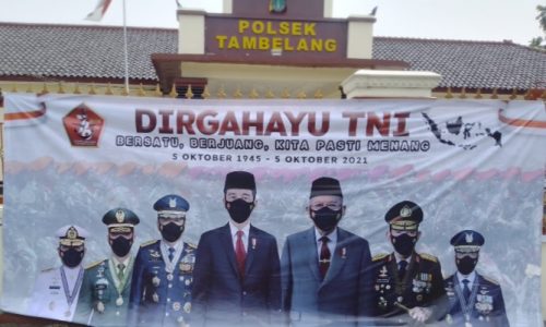 Dirgahayu TNI, Polsek Tambelang Pasang Spanduk Hut TNI Ke-76 di Mapolsek