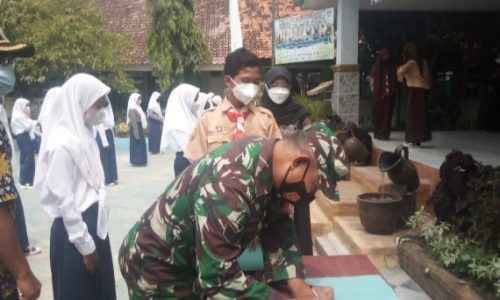Ikrar Fakta Integritas Di SMP Negri Tirtajaya lll bersama Danpos Koramil Batujaya Karawang Jawa Barat