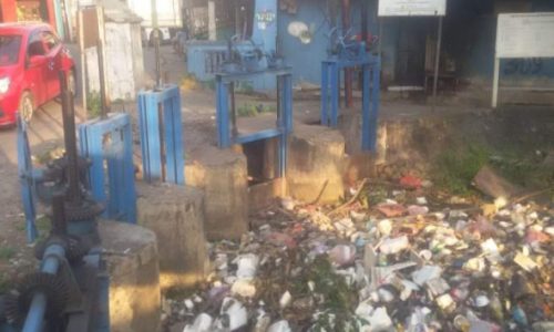 Tumpukan Sampah Tutupi Saluran Air Warga Setempat Harapkan Perhatian Pemerintah