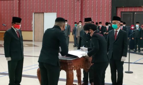 Walikota Singkawang  Melantik dan Mengambil Sumpah/Janji Pejabat 8 Pimpinan Tinggi Pratama di Lingkungan Pemkot