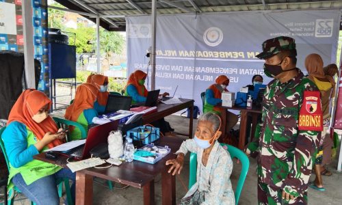 Babinsa Kelurahan Kampung Mandar Koramil 0825/01 Banyuwangi Kawal Vaksinasi Covid-19 Tahap 2