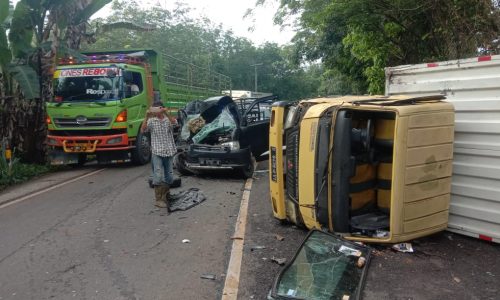 Lakalantas Gran Mak VS Truk Box Coldisel Di Jalinsum Way Kanan Akibatkan Salah Satu Sopir Tewas Ditempat