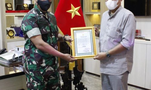 Kadislitbangad Serahkan Sertifikat Hasil Uji Coba Shockbreaker Tank AMX-13 Retrofit