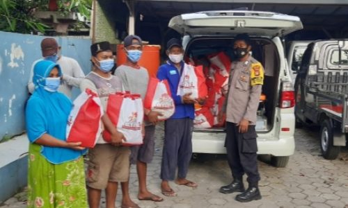 Polsek Tambelang Salurkan Bansos AKABRI 1999 Peduli Kepada Warga Desa Sukamantri