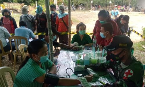 Personel Satgas Yonif 144/JY Bersama Tenaga Medis Puskesmas Gelar Vaksinasi Covid -19 Bagi Warga Perbatasan