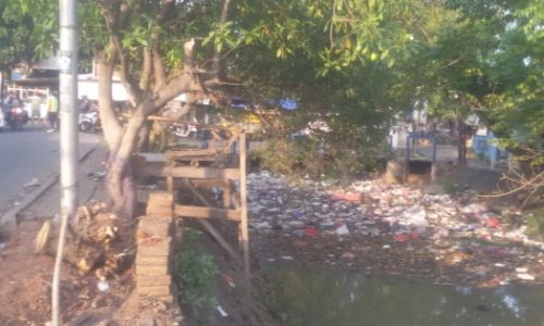 Warga Harapkan Perhatian Kepada Dinas, terkait  Sampah Yang Genangi Pintu Air