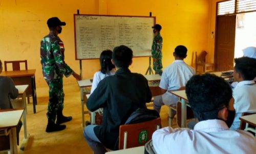 Personel Satgas Yonif 144/JY Bersama Tenaga Medis Puskesmas Gelar Vaksinasi Covid -19 Bagi Warga Perbatasan