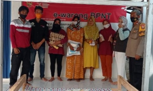 Polsek Tambelang Lakukan Pengamanan Penyaluran Bantuan PKH di Desa Sukabakti