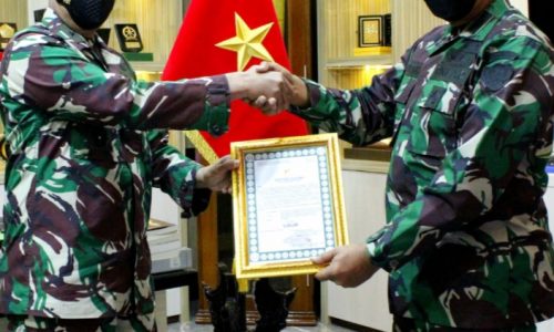 Dislitbangad Gelar Penyerahan Sertifikat Prototipe Alat Pembuka Pad Shoe Tank Leopard