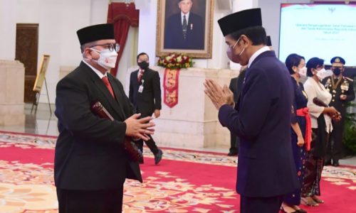 Presiden Anugerahkan Gelar Pahlawan Nasional kepada Empat Tokoh Dan Tanda Kehormatan kepada Para Nakes yang Gugur