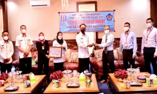 Bupati Way Kanan Terima Penghargaan WTP 10 Kali Berturut – Turut Dari Kementerian Keuangan
