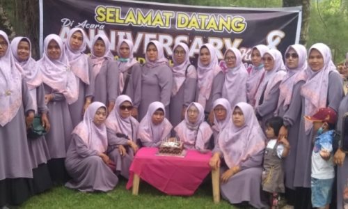 KELOMPOK TATA BOGA HIDAYAH NAGARI SUNGAI JAMBUR, RAYAKAN ULANG TAHUN DI PANTAI AIR MANIS PADANG.