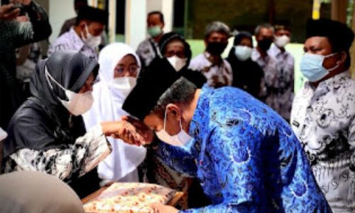 Dalam Rangka HUT PGRI Yang Ke – 76, PGRI Dan PMI Gelar Baksos