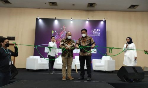 CEO Hops Media Hadi Suprapto (kiri) Dan Ditektur Amitra Yulian Warman (kanan) Saat Resmikan Muslima Festival 2021