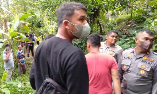 Lelaki Paruh Baya Warga Desa Lunto Timur Kota Sawahlunto, Ditemukan Tewas Dikebun Dengan Luka Robek DiLeher Dan Dua Tusukan Dibagian Perut.