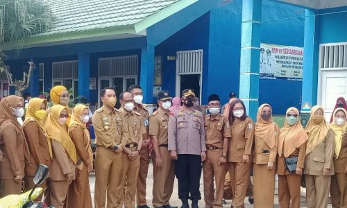 Bupati Way Kanan Tinjau Langsung Giat Vaksin Di Tingkat SD 