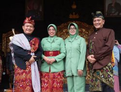 Kasad Terima Gelar Adat Sasak Prawireng Jayeng Bhuwane