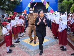 Ketua DPR RI Puan Maharani menyerahkan bantuan Program Indonesia Pintar (PIP), bibit, hingga bantuan langsung tunai (BLT) UMKM kepada warga Kabupaten Pulau Morotai, Maluku Utara