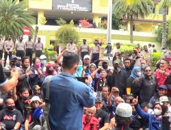 Ratusan wartawan yang tergabung dari berbagai media massa bersama sejumlah LSM menggelar aksi damai di depan Kantor Bupati Tangerang