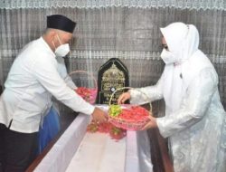Dalam rangkaian peringatan Hari Ulang Tahun (HUT) Pemkab Gresik ke-48 dan Hari Jadi Kota Gresik ke-535 Bupati bersama jajaran Forkopimda dan Kepala OPD di lingkungan Pemkab Gresik dan tabur Bunga di Taman Makam Pahlawan