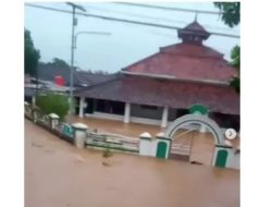 Hujan Deras Jalan Akses Carita-Labuan Terputus