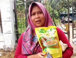 Warga Karanghaur Beli BAZAAR Minyak Goreng Murah Dengan Harga Terjangkau