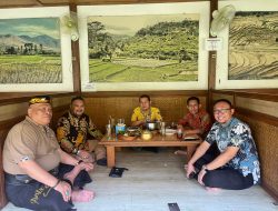 Ketua WN88 Bekasi Raya Berbincang-bincang santai, Sambil menikmati secangkir kopi, bersama Baba HK Damin Sada dan H.Zainul Miftah, S.Sos.I.