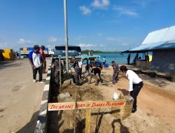 Jalin Soliditas, Prajurit Pos Pengamat Angkatan Laut Sagulung Laksanakan Bersih Pantai Bersama Masyarakat Maritim