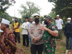 Kapolsek Kresek “Takziah” ke Rumah Duka Kades Kandawati Kecamatan Gunung Kaler