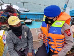 Di Perairan Tanjung Kait , Satpolair Polresta Tangerang Polda Banten Cek Kelengkapan Kapal Nelayan Jaring Cantrang