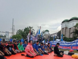 Ribuan Massa Buruh Gelar Aksi Unjuk Rasa Di DPR RI, Tuntut Batalkan UU Omnisbus Law