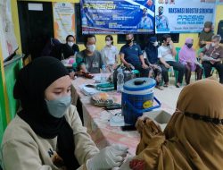 Polsek Pasar Kemis Polresta Tangerang Selesai Sholat Tarawih Laksanakan Vaksinasi Presisi di Beberapa Tempat