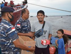 Ramadhan Berbagi, Lanal Dumai Melalui Posal Jajarannya Laksanakan Pembagian Takjil