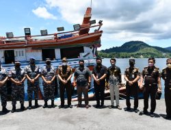 Pangkalan TNI AL Sabang Serahkan Kapal Tangkapan Ke Kejari Sabang