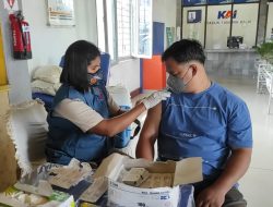 TNI AL Lanal TBA Layani Vaksinasi Covid-19 di Stasiun Kereta Api