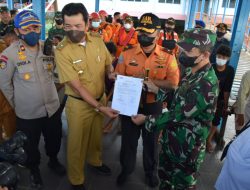 Tim F1QR Lanal Palembang Evakuasi Kapal Nelayan Indramayu Tenggelam Di Perairan Selat Bangka