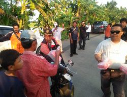 Forum Jurnalis Rengasdengklok (FJR), Bagi-Bagi Takjil Kepada Pengendara Sepeda Motor & Mobil