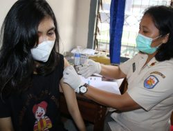 Ditengah Suasana Ramadhan, Nakes Lanal Palembang Terus Gelar Layanan Vaksin Bagi Warga Kota Palembang